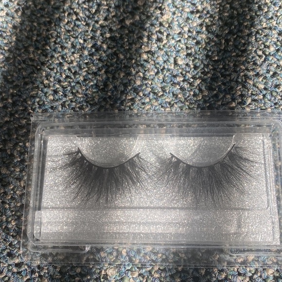Lashes - Picture 2 of 16